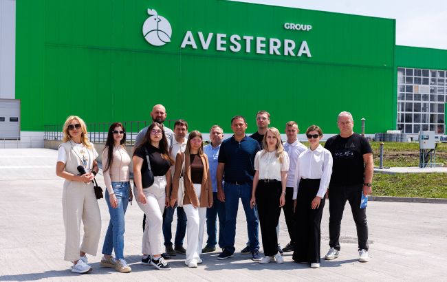 Команда Avesterra Group біля виробничого комплексу